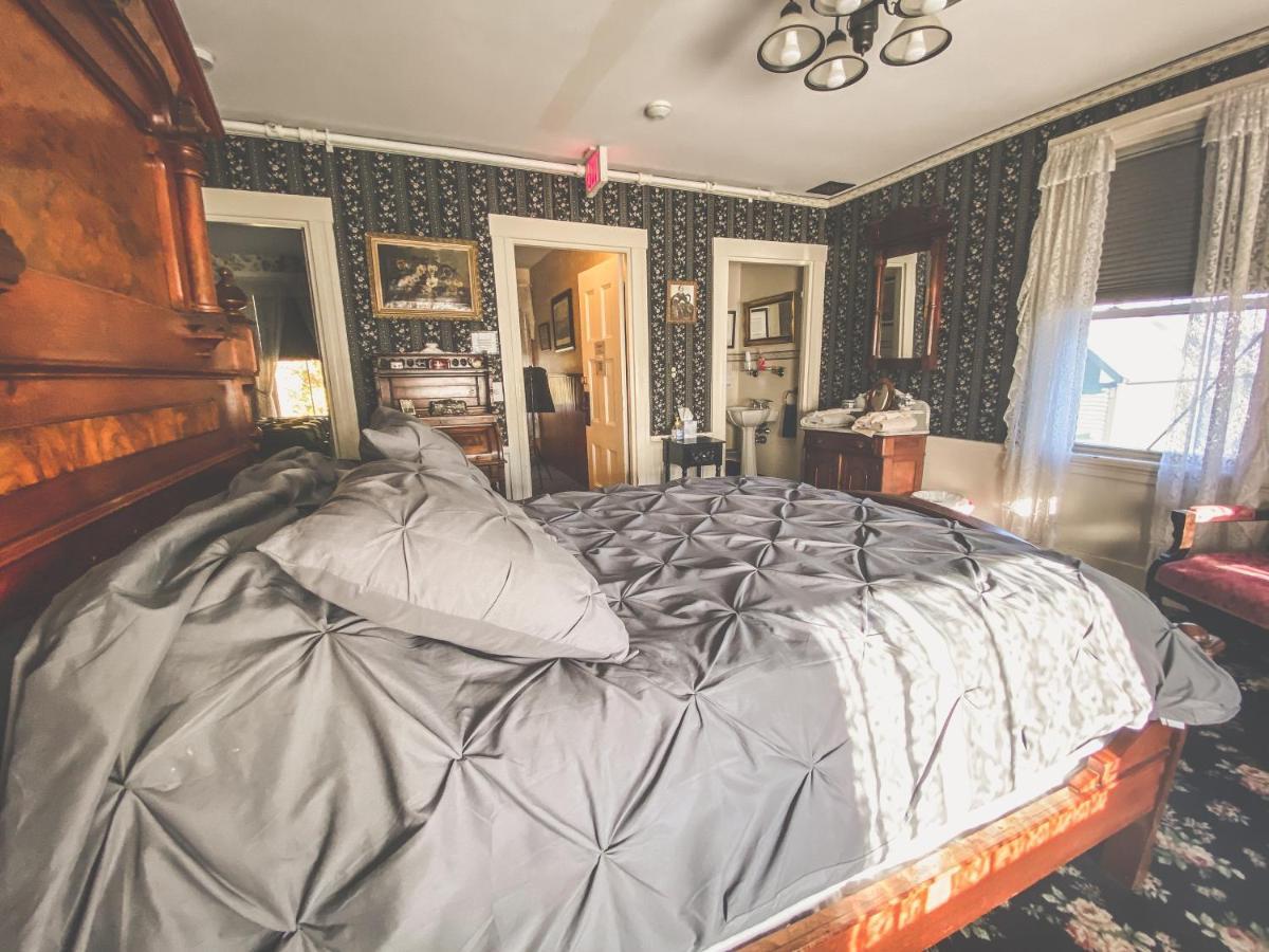 Lizzie Borden House Bed and Breakfast Fall River Exteriör bild