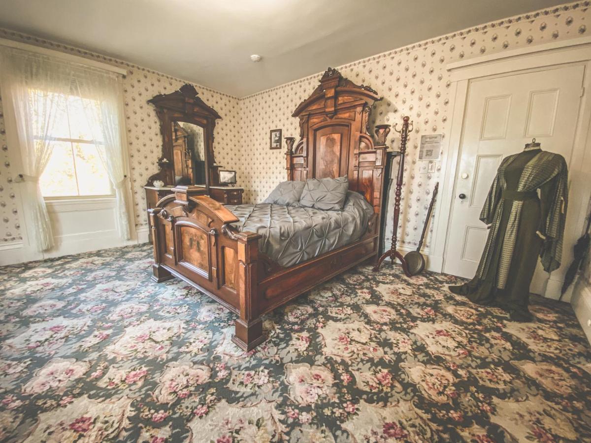 Lizzie Borden House Bed and Breakfast Fall River Exteriör bild